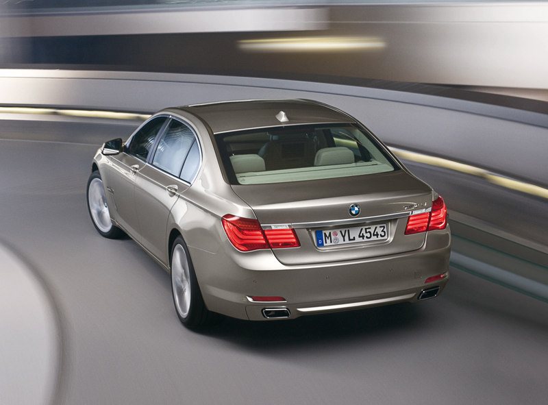 Illustration for article titled 2009 BMW 7-Series, ActiveHybrid Hit LA Show Floor